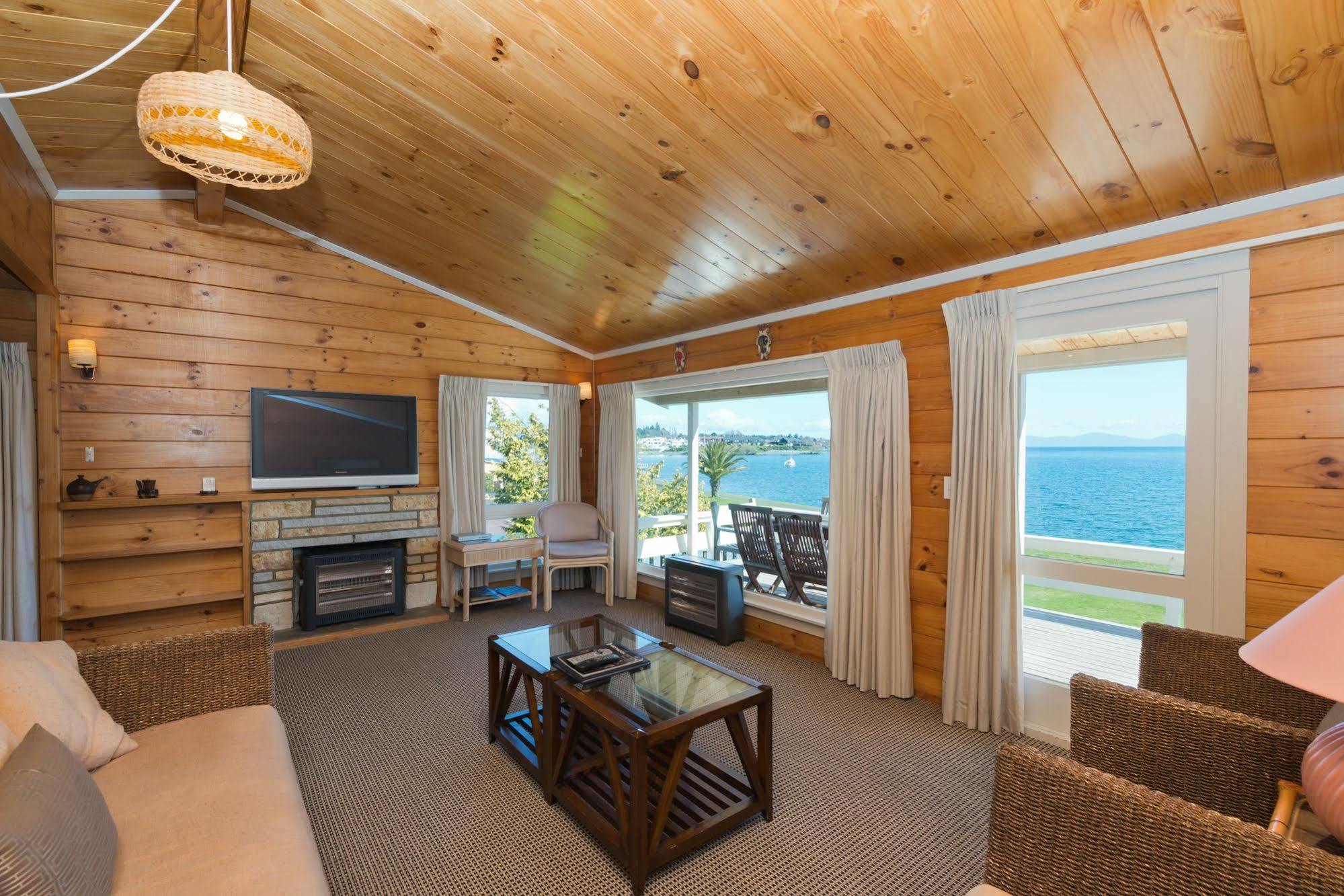 Oasis Beach Motel Taupo Ngoại thất bức ảnh